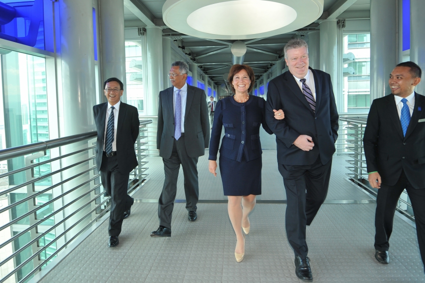 Petronas CEO Tan Sri Dato_ Sahmsul Azhar Abbas and Premier Christy Clark in Malaysia - BC government photo
